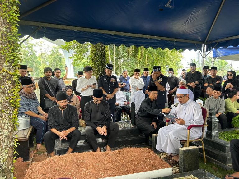 Jenazah Bekas Ketua Polis Negara Tun Hanif Omar Selamat Dikebumikan Di