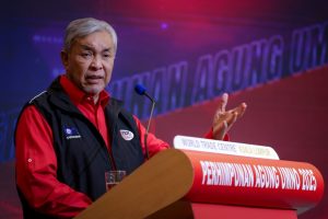 Keluar dari ‘kepompong’ lama, gunakan media sosial dekati pengundi – Ahmad Zahid