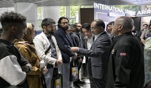 KPT lancar Pusat Ketibaan Pelajar Antarabangsa (ISAC) pertama di dunia -Zambry Kadir