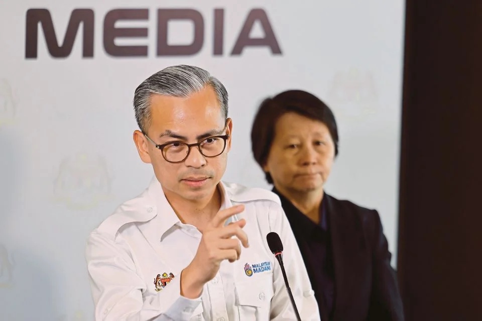 Kabinet pertimbang penempatan polis di stesen minyak di sempadan – Fahmi