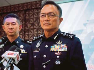 Remaja disyaki di bawah pengaruh vape mushroom kelar leher, tangan selepas dihalang keluar dengan teman lelaki