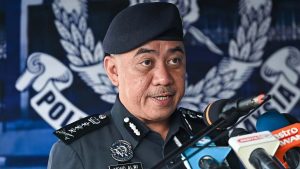 Polis tahan 13 individu, tumpaskan sindiket penipuan perjudian dalam talian di Teluk Intan